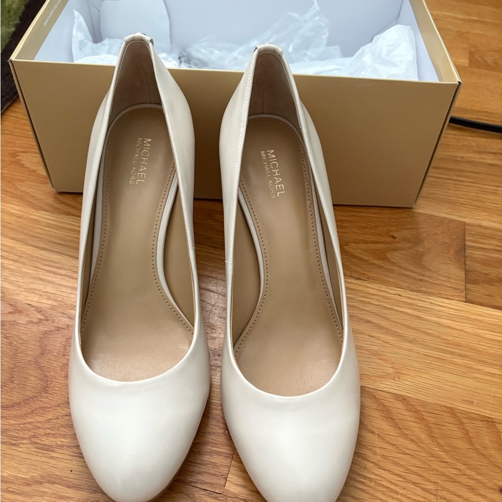 Michael Kors Cream Women's Pumps